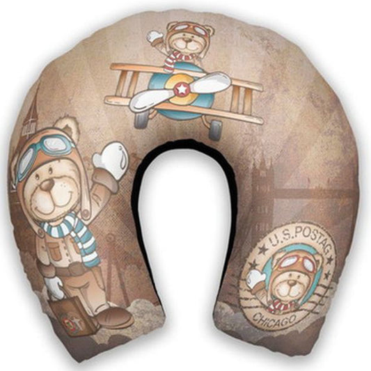 Almofada de pescoço infantil Urso Aviador: ursos aviadores, avião e carimbo ilustrado sobre fundo marrom.