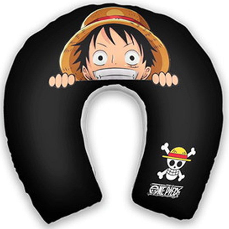 Almofada de pescoço infantil One Piece: Luffy e símbolo de caveira sobre fundo preto.