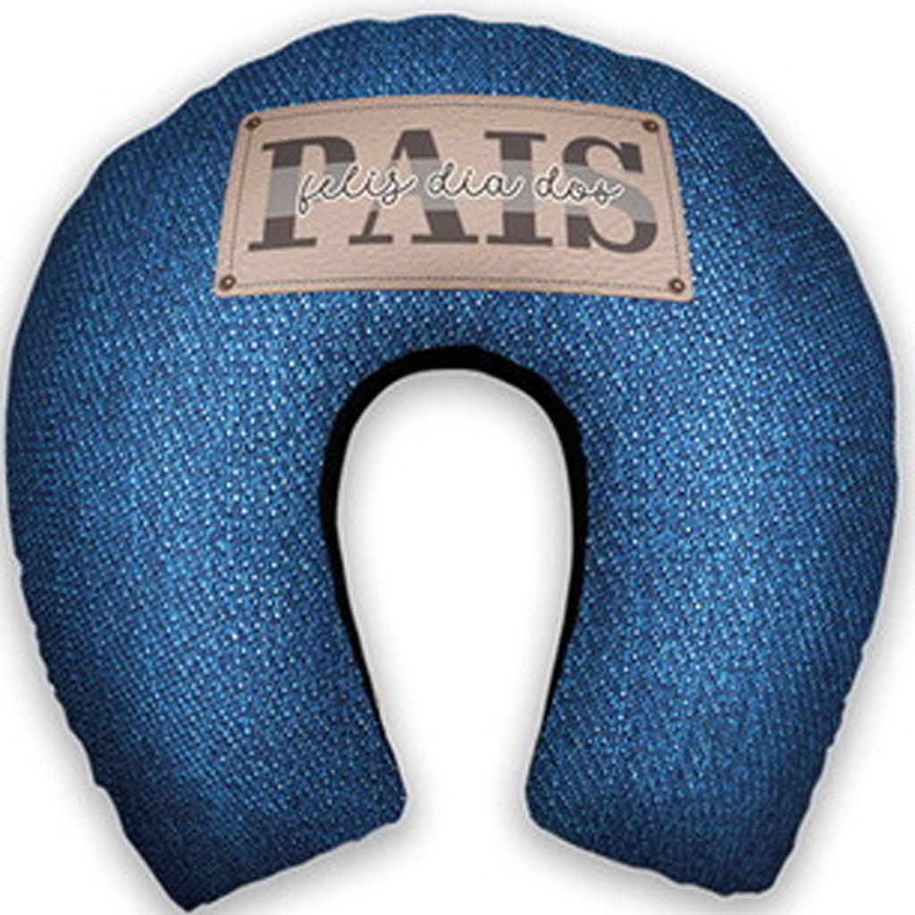 Almofada de pescoço adulto personalizada: estampa azul que imita jeans e frase em uma placa ilustrada.