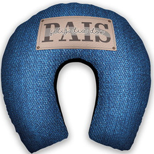 Almofada de pescoço adulto personalizada: estampa azul que imita jeans e frase em uma placa ilustrada.
