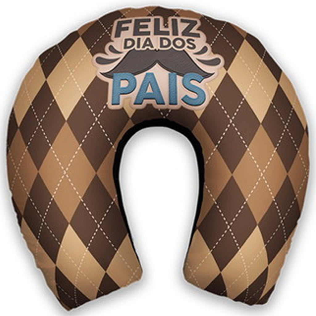 Almofada de pescoço adulto personalizada: losangos em tons de marrom e frase Feliz Dia dos Pais.
