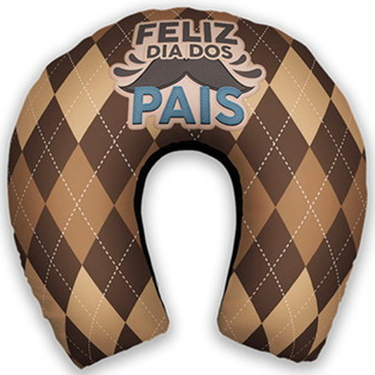 Almofada de pescoço adulto personalizada: losangos em tons de marrom e frase Feliz Dia dos Pais.