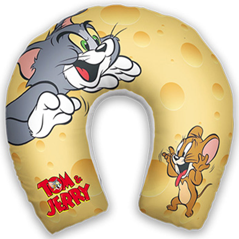 Almofada de pescoço infantil Tom e Jerry: Tom e Jerry em destaque sobre fundo amarelo com padrão de queijo.