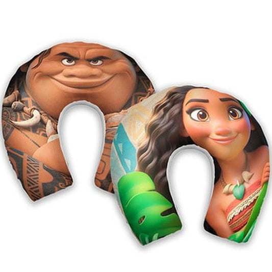 Almofada de pescoço infantil Moana e Maui: rostos de Moana e Maui em destaque, com personagem verde e detalhes tropicais.
