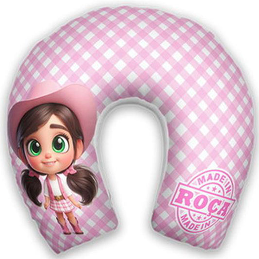 Almofada de pescoço infantil Boiadeira: menina com tranças, lettering country e fundo xadrez rosa e branco.