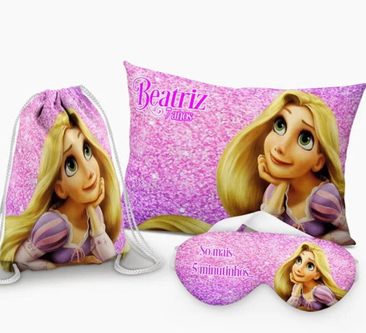 Kit Rapunzel, roxo com princesa, com almofada, sacochila e máscara de dormir.