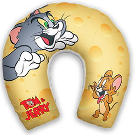Almofada de pescoço infantil Tom e Jerry: Tom e Jerry em destaque sobre fundo amarelo com padrão de queijo.