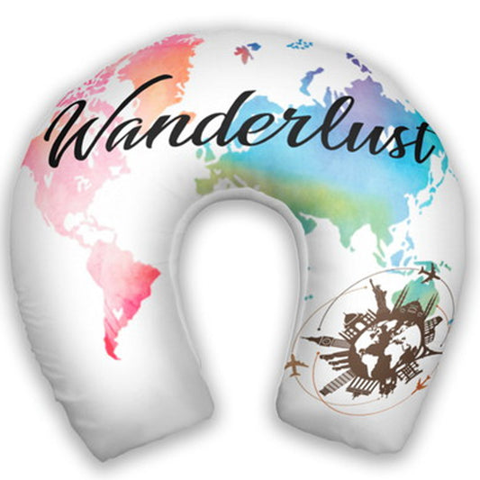 Almofada de pescoço infantil Viagem: mapa-múndi colorido, lettering Wanderlust e elementos de viagem sobre fundo branco.