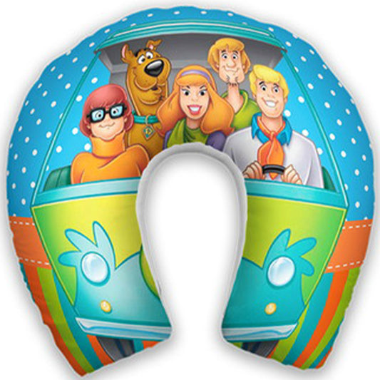 Almofada de pescoço infantil Scooby-Doo: Scooby-Doo e sua turma, veículo e detalhes coloridos sobre fundo azul.