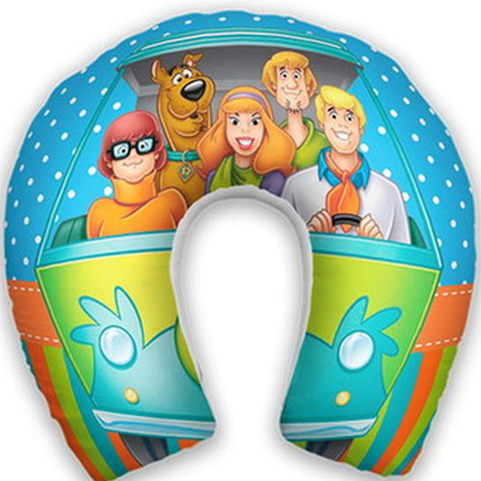 Almofada de pescoço infantil Scooby-Doo: Scooby-Doo e sua turma, veículo e detalhes coloridos sobre fundo azul.