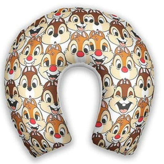 Almofada de pescoço infantil Tico e Teco: rostos de Tico e Teco repetidos em tons de bege, branco e marrom.