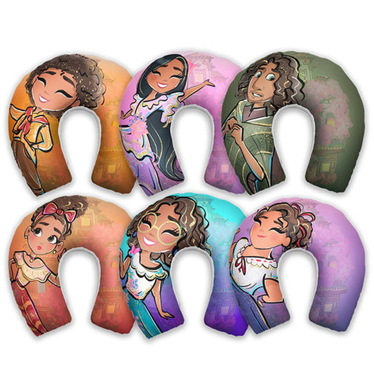 Almofada de pescoço infantil Família Madrigal: personagens da Família Madrigal ilustrados em diferentes áreas de cor.