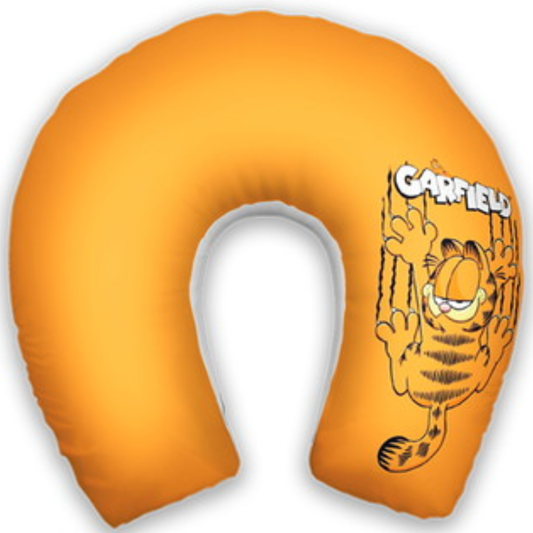 Almofada de pescoço infantil Garfield: ilustração do Garfield e lettering branco sobre fundo laranja.