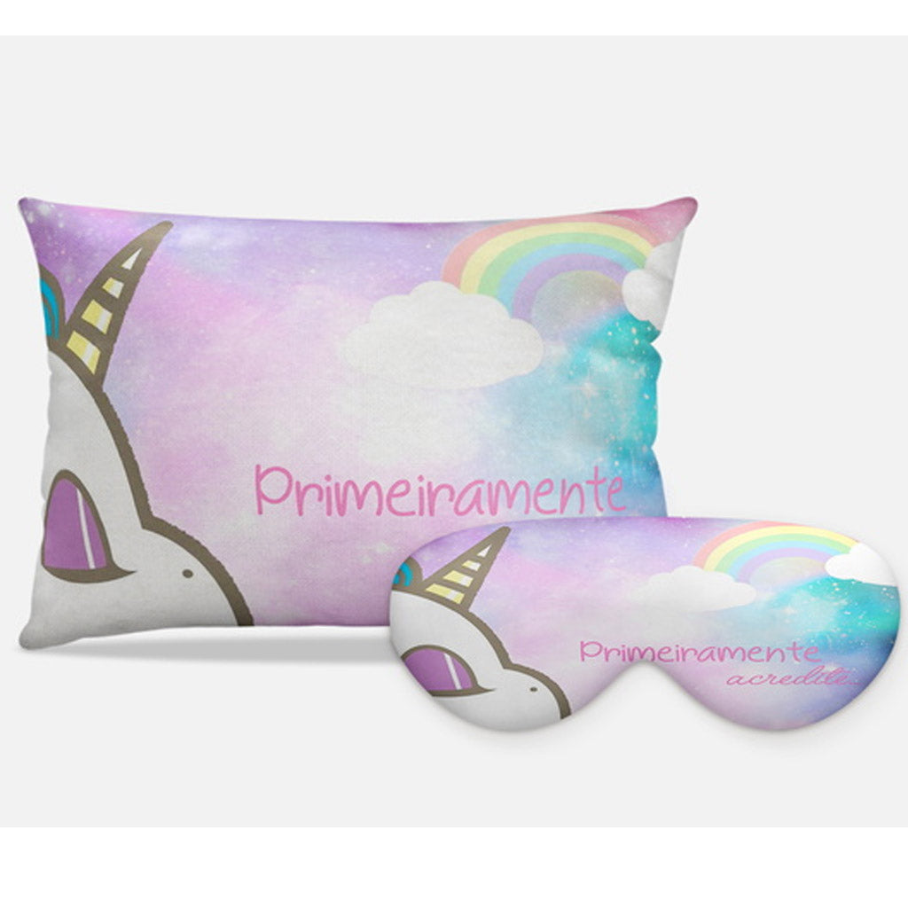 Kit Unicórnio personalizado: almofada retangular e máscara de dormir, estampa arco-íris pastel.