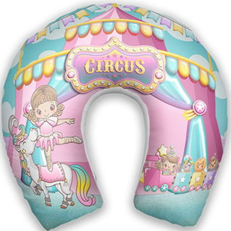 Almofada de pescoço infantil Circo: bailarina, cavalinho, cortinas e lettering Circus em tons pastel.