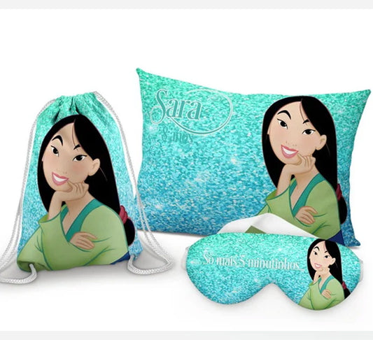 Kit Mulan, turquesa com personagem, com almofada, sacochila e máscara de dormir.