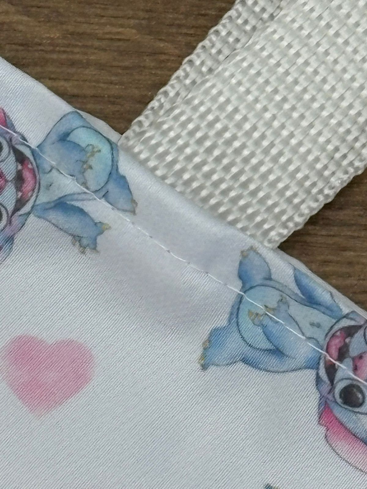 Detalhe de costura e alça branca em ecobag de referência com estampa Stitch.