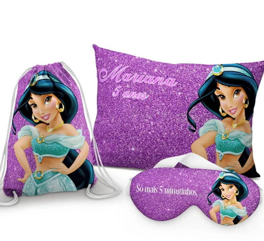 Kit Jasmine, roxo com personagem, com almofada, sacochila e máscara de dormir.