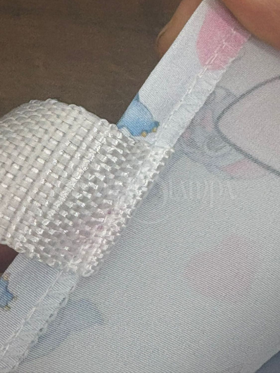 Detalhe de costura e alça branca em ecobag de referência com estampa Stitch.