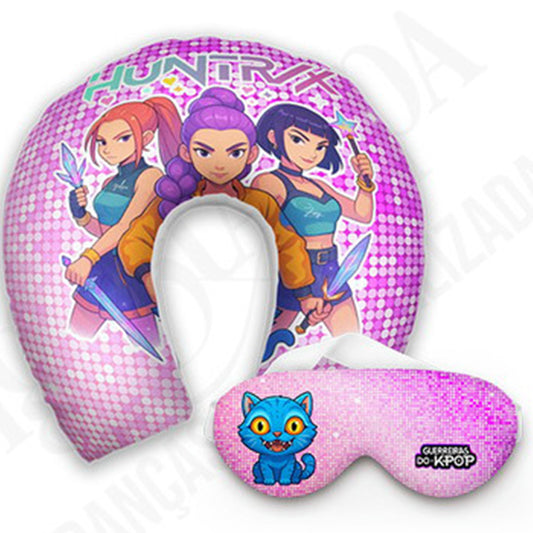 Kit infantil Guerreiras K-Pop: almofada de pescoço e máscara de dormir personalizadas, estampa rosa.