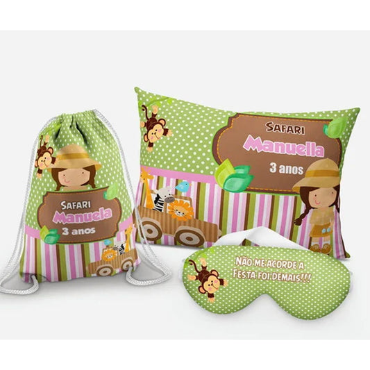 Kit Safari, verde com listras rosa, com almofada, sacochila e máscara de dormir.