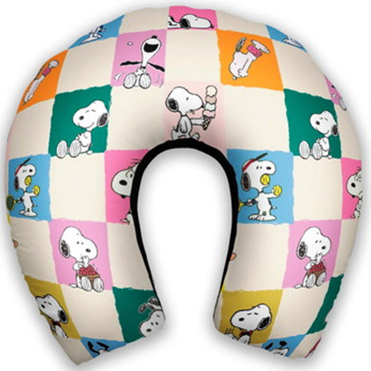 Almofada de pescoço infantil Snoopy: personagens distribuídos em blocos de cores rosa, verde, amarelo e azul.