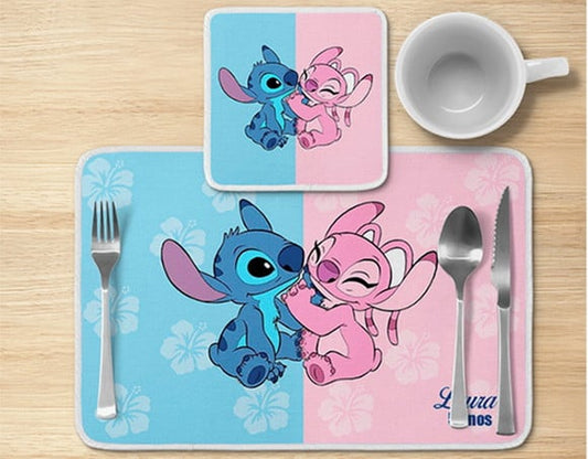 Jogo americano Stitch e Angel, azul e rosa com flores, com porta-prato e porta-copo.