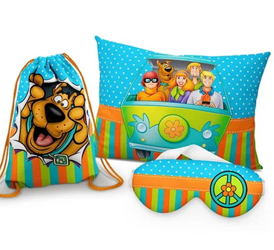 Kit Scooby-Doo, azul com listras coloridas, com almofada, sacochila e máscara de dormir.