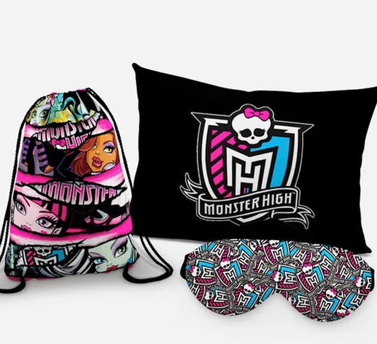 Kit Monster High, preto e rosa, com almofada, sacochila e máscara de dormir.