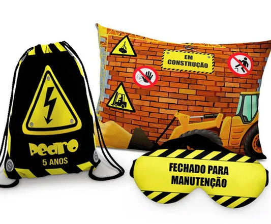 Kit Construtor, amarelo e preto, com almofada, sacochila e máscara de dormir.