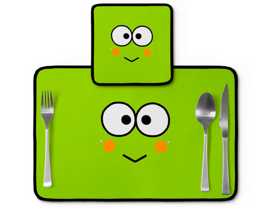 Jogo americano Keroppi, verde com olhos grandes, com porta-prato e porta-copo.