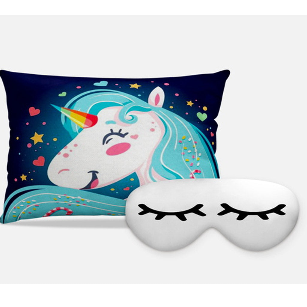 Kit Unicórnio personalizado: almofada retangular e máscara de dormir, estampa azul e estrelas.