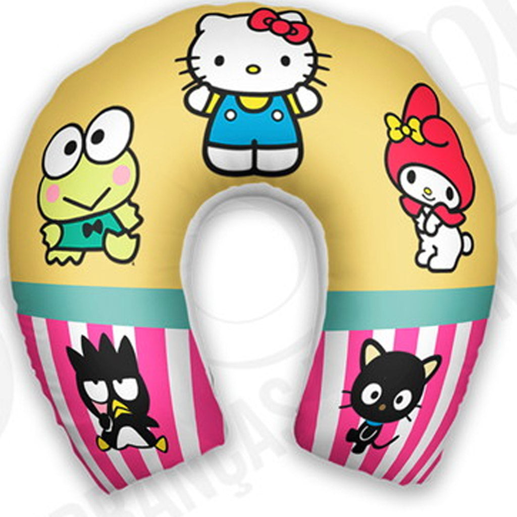Almofada de pescoço infantil Hello Kitty: Hello Kitty e amigos, com áreas amarelas e padrão listrado rosa e branco.
