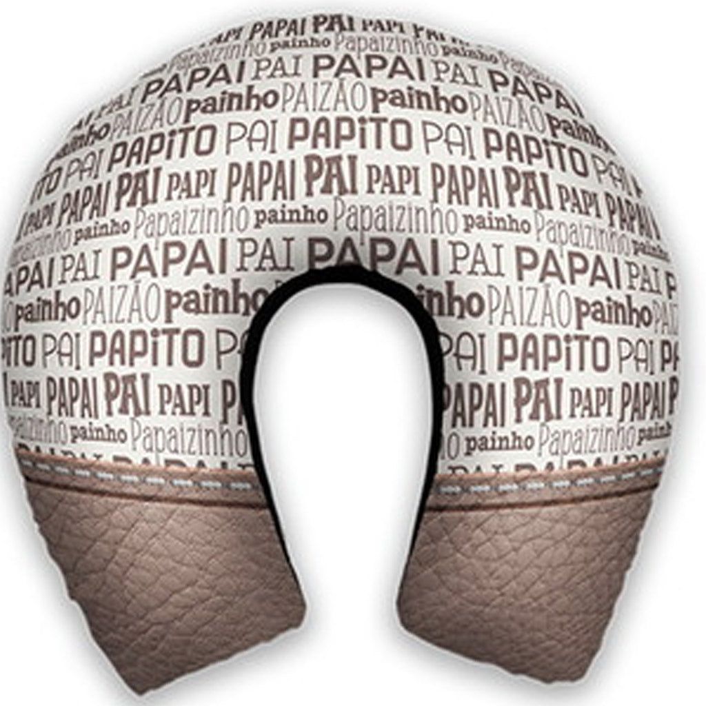 Almofada de pescoço adulto personalizada: palavras em preto e branco com estampa marrom na parte inferior.