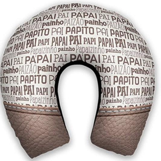 Almofada de pescoço adulto personalizada: palavras em preto e branco com estampa marrom na parte inferior.