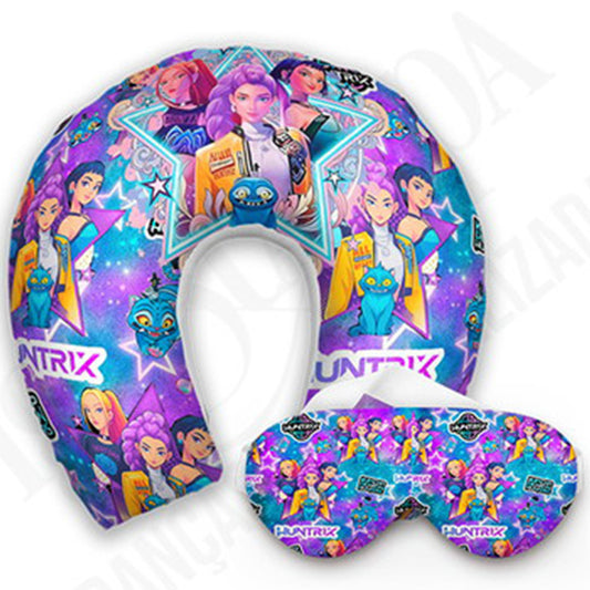 Kit infantil Guerreiras K-Pop: almofada de pescoço e máscara de dormir personalizadas, estampa colorido.