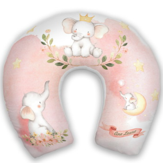 Almofada de pescoço infantil Elefantinhos: elefantinhos, flores, estrelas e lua em uma composição de fundo rosa claro.