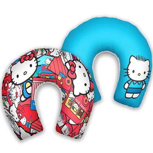 Almofada de pescoço infantil Hello Kitty: Hello Kitty em destaque em área azul, com desenhos coloridos do tema.