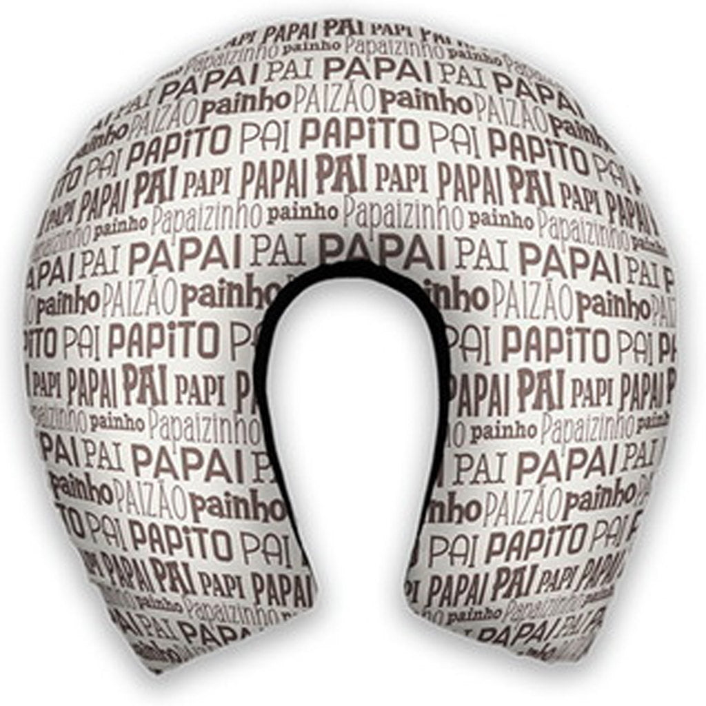 Almofada de pescoço adulto personalizada: palavras Pai, Paizão e Painho em preto sobre fundo branco.