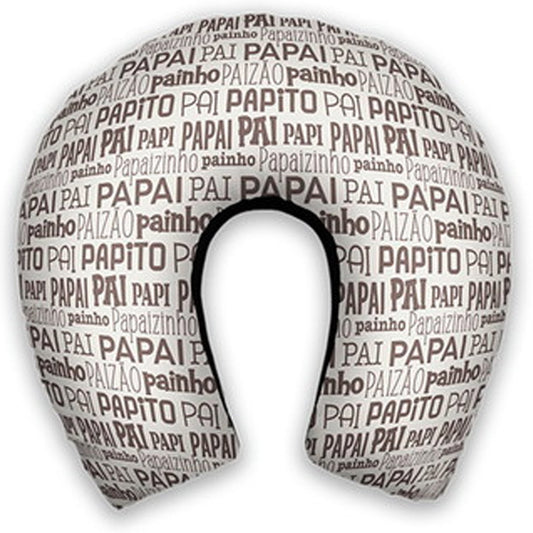 Almofada de pescoço adulto personalizada: palavras Pai, Paizão e Painho em preto sobre fundo branco.