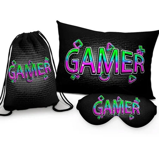 Kit Gamer, preto com letras neon, com almofada, sacochila e máscara de dormir.