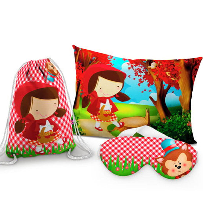 Kit Chapeuzinho Vermelho, xadrez vermelho, com almofada, sacochila e máscara de dormir.