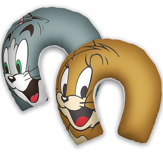 Almofada de pescoço infantil Tom e Jerry: rostos de Tom e Jerry em destaque sobre áreas cinza e marrons.