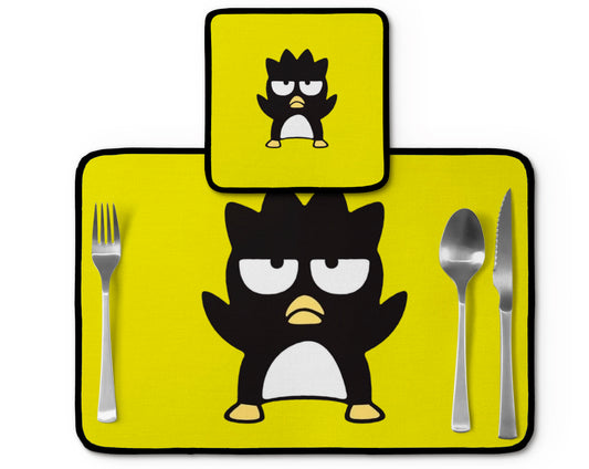 Jogo americano Badtz-Maru, amarelo e preto, com porta-prato e porta-copo.