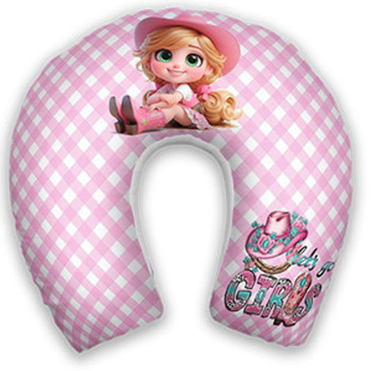 Almofada de pescoço infantil Boiadeira: menina de chapéu rosa e fundo xadrez rosa e branco.