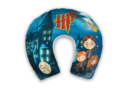 Almofada de pescoço infantil Harry Potter: personagens ilustrados, castelo e lettering sobre fundo azul escuro.