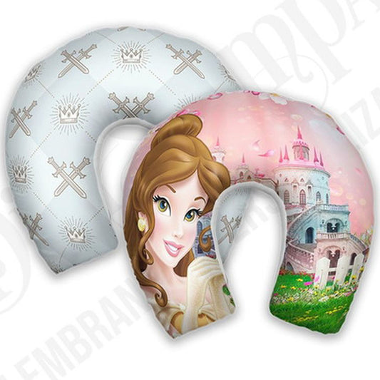 Almofada de pescoço infantil Princesa Bela: Bela, castelo e detalhes verdes em área rosa, com símbolos em área cinza clara.