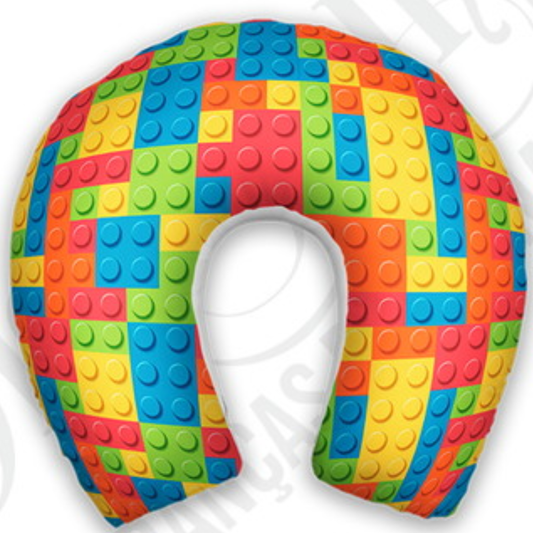Almofada de pescoço infantil Lego: padrão de blocos em vermelho, amarelo, azul e verde.