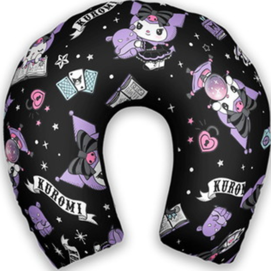Almofada de pescoço infantil Kuromi: personagens e pequenos símbolos lilás e brancos sobre fundo preto.