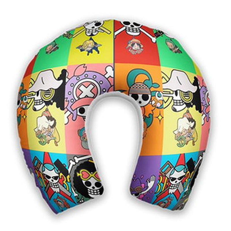 Almofada de pescoço infantil One Piece: personagens ilustrados em blocos amarelos, verdes, vermelhos e roxos.